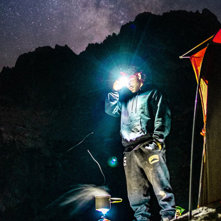 Linterna frontal vs. móvil: sabemos quién gana