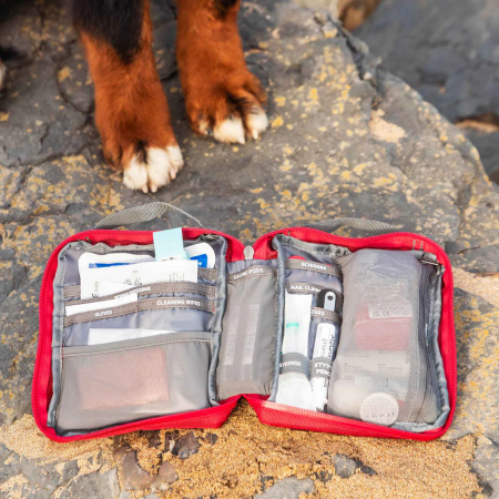 Botiquín para perros Mountain Paws Ultimate Dog First Aid Kit